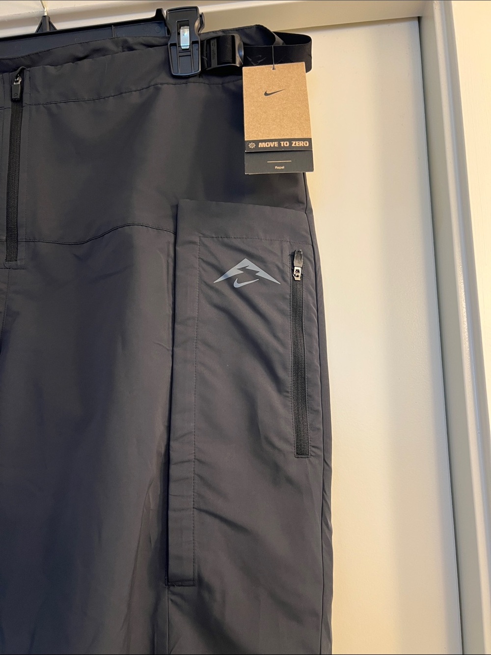 Nike Men’s Black Cargo Tech Pants - Picture 3 of 12